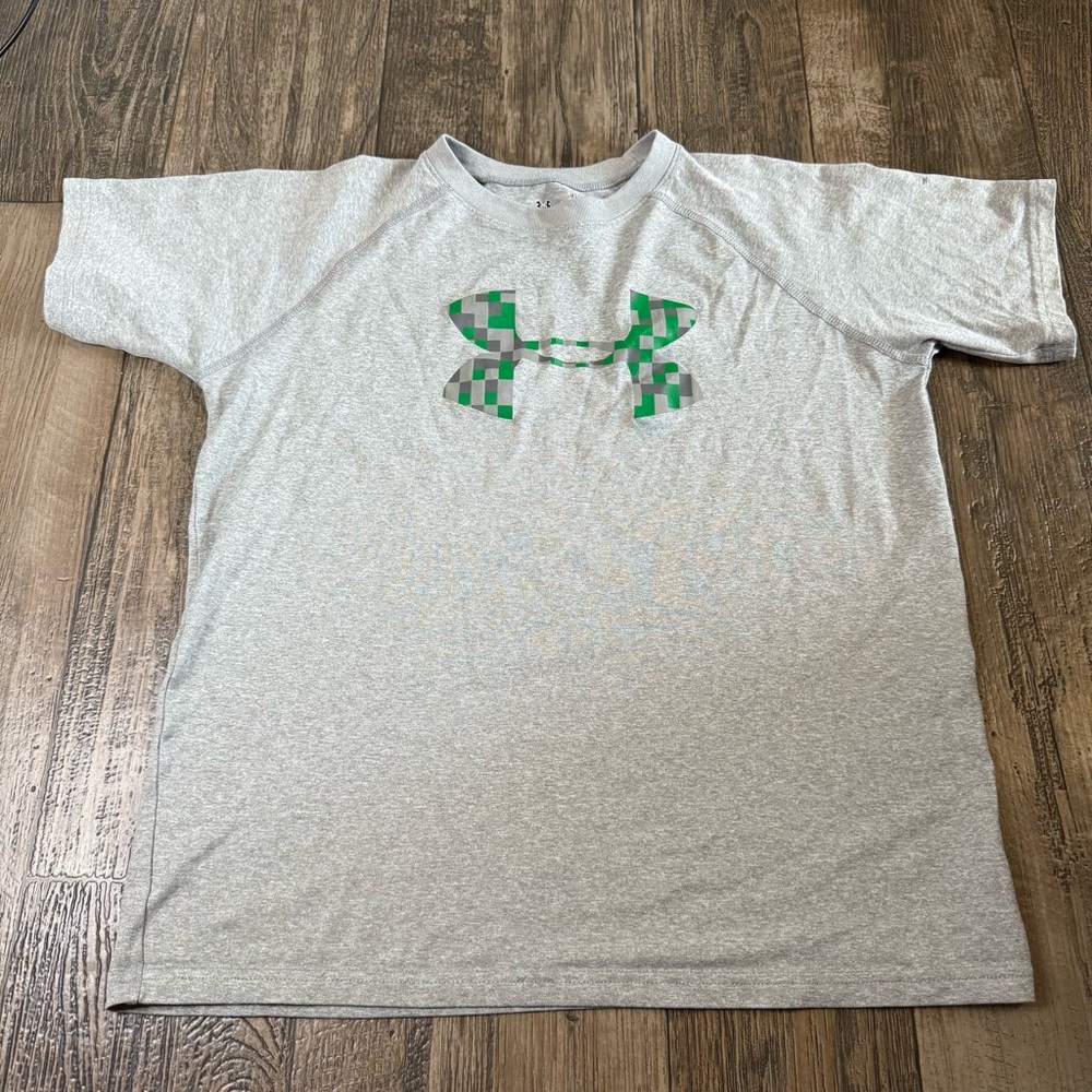 Under Armour Boys Camo Dri Fit Shirt Like New Condition Size Youth Large